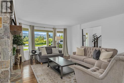 2378 Saucier Road, Kelowna, BC - Indoor Photo Showing Living Room