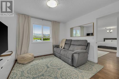 2378 Saucier Road, Kelowna, BC - Indoor Photo Showing Living Room