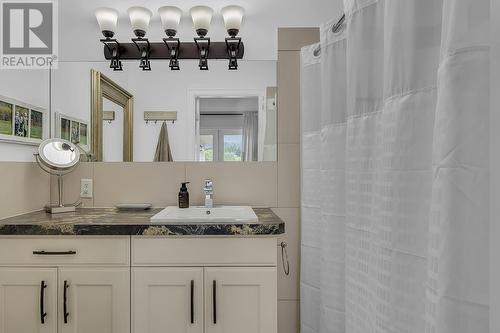 2378 Saucier Road, Kelowna, BC - Indoor Photo Showing Bathroom