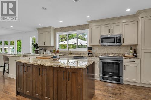 2378 Saucier Road, Kelowna, BC - Indoor Photo Showing Kitchen With Upgraded Kitchen