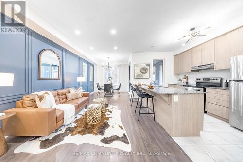 3364 Thunderbird Promenade, Pickering, ON - Indoor Photo Showing Kitchen With Upgraded Kitchen