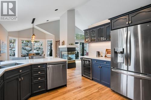 4172 Gallaghers Grove, Kelowna, BC - Indoor Photo Showing Kitchen With Upgraded Kitchen