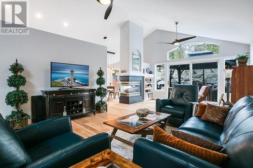 4172 Gallaghers Grove, Kelowna, BC - Indoor Photo Showing Living Room