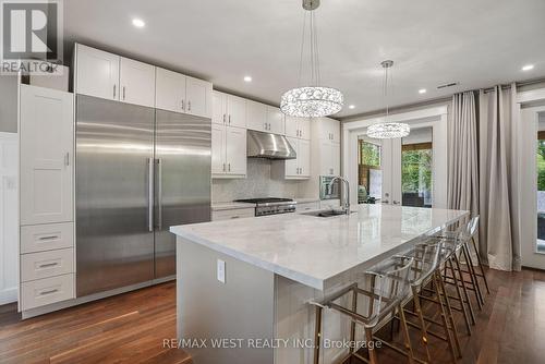 115 Clapperton Street, Barrie (Wellington), ON - Indoor Photo Showing Kitchen With Upgraded Kitchen