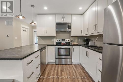 115 Clapperton Street, Barrie (Wellington), ON - Indoor Photo Showing Kitchen With Upgraded Kitchen