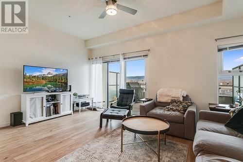 3030 Pandosy Street Unit# 318, Kelowna, BC - Indoor Photo Showing Living Room