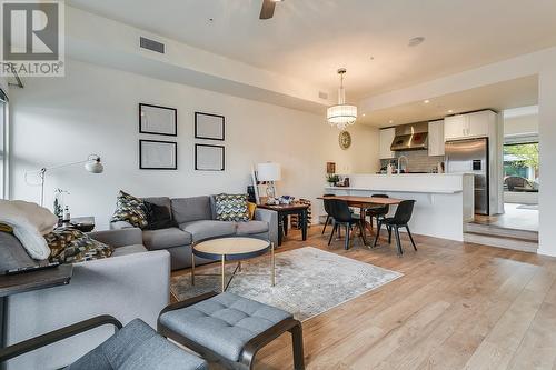 3030 Pandosy Street Unit# 318, Kelowna, BC - Indoor Photo Showing Living Room