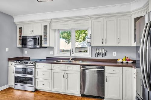 2439 Barclay Road, Burlington, ON - Indoor Photo Showing Kitchen With Stainless Steel Kitchen With Double Sink