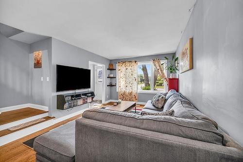 2439 Barclay Road, Burlington, ON - Indoor Photo Showing Living Room