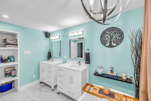 2439 Barclay Road, Burlington, ON - Indoor Photo Showing Bathroom