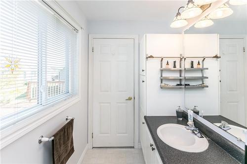 135 Glenariff Drive, Hamilton, ON - Indoor Photo Showing Bathroom