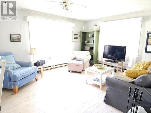 209 1St Avenue, Nakusp, BC - Indoor Photo Showing Living Room