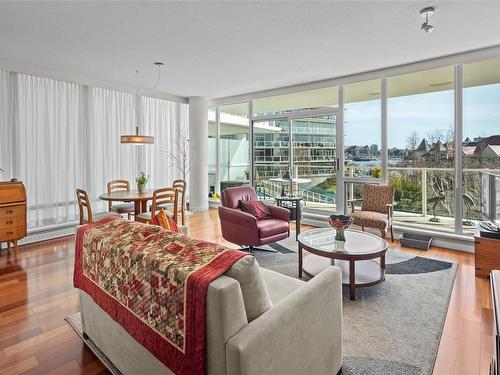 214-68 Songhees Rd, Victoria, BC - Indoor Photo Showing Living Room