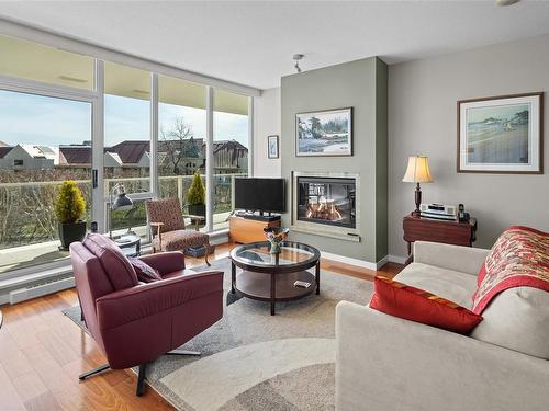 214-68 Songhees Rd, Victoria, BC - Indoor Photo Showing Living Room With Fireplace