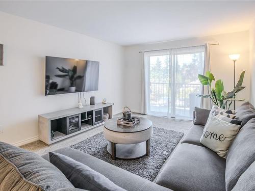 312-4720 Uplands Dr, Nanaimo, BC - Indoor Photo Showing Living Room