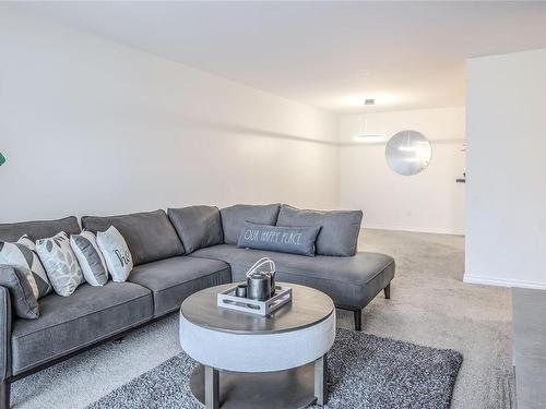 312-4720 Uplands Dr, Nanaimo, BC - Indoor Photo Showing Living Room