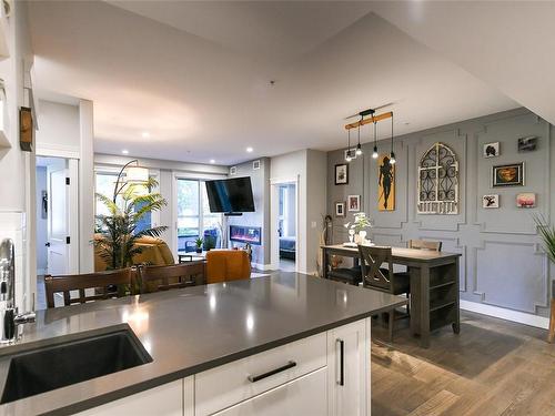 106-1700 Balmoral Ave, Comox, BC - Indoor Photo Showing Kitchen