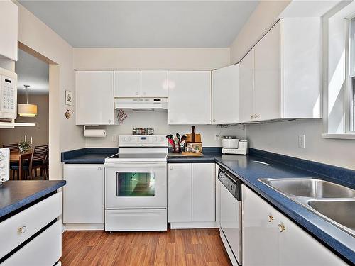 3190-2600 Ferguson Rd, Central Saanich, BC - Indoor Photo Showing Kitchen With Double Sink