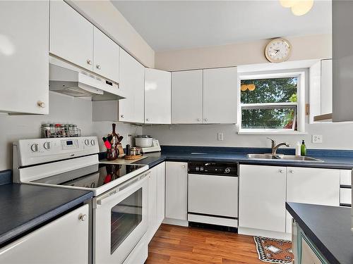 3190-2600 Ferguson Rd, Central Saanich, BC - Indoor Photo Showing Kitchen With Double Sink