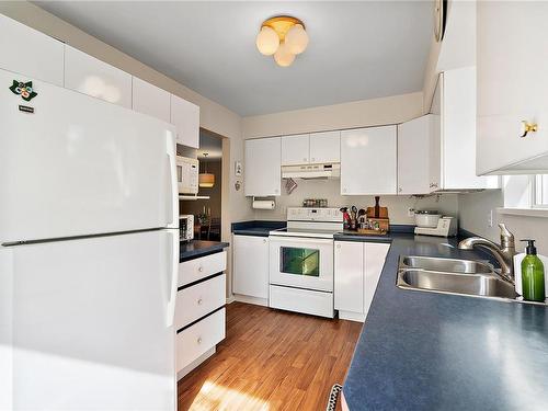 3190-2600 Ferguson Rd, Central Saanich, BC - Indoor Photo Showing Kitchen With Double Sink