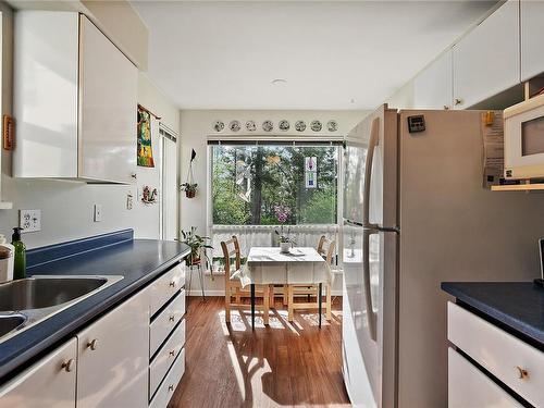 3190-2600 Ferguson Rd, Central Saanich, BC - Indoor Photo Showing Kitchen