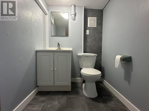 1700 31 Street, Vernon, BC - Indoor Photo Showing Bathroom