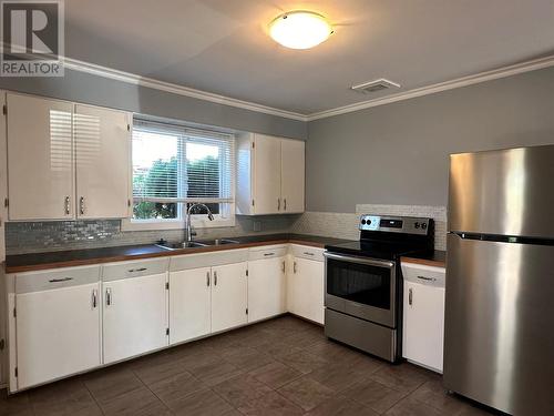 1700 31 Street, Vernon, BC - Indoor Photo Showing Kitchen With Double Sink