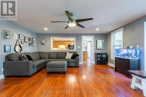 1739 Caistor Centre Road, West Lincoln, ON - Indoor Photo Showing Living Room