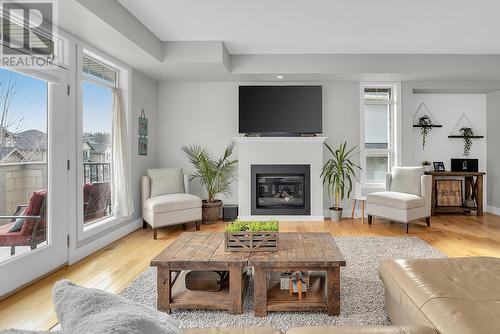 1865 Begbie Road Unit# 7, Kelowna, BC - Indoor Photo Showing Living Room With Fireplace