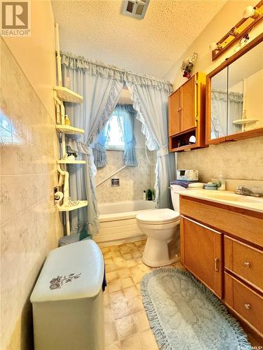 85 First Avenue N, Yorkton, SK - Indoor Photo Showing Bathroom