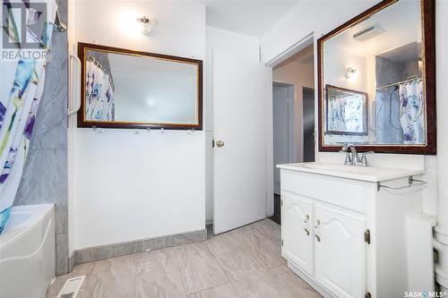 116 S Avenue S, Saskatoon, SK - Indoor Photo Showing Bathroom