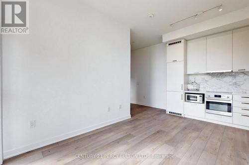 208 - 38 Honeycrisp Crescent, Vaughan, ON - Indoor Photo Showing Kitchen