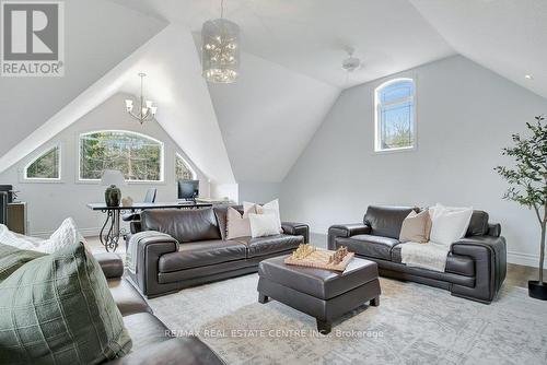 209 Hume Road, Puslinch, ON - Indoor Photo Showing Living Room