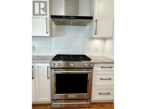 121 Harbourfront Drive Ne Unit# 10, Salmon Arm, BC - Indoor Photo Showing Kitchen