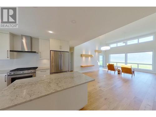 121 Harbourfront Drive Ne Unit# 10, Salmon Arm, BC - Indoor Photo Showing Kitchen