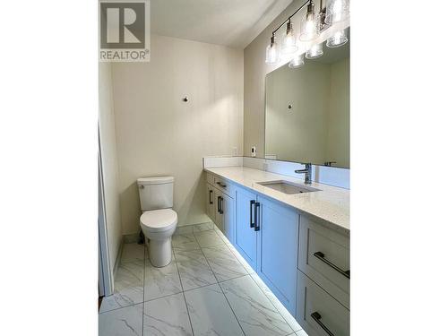 121 Harbourfront Drive Ne Unit# 10, Salmon Arm, BC - Indoor Photo Showing Bathroom