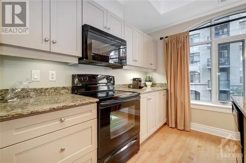 95 Bronson Avenue Unit#403, Ottawa, ON - Indoor Photo Showing Kitchen