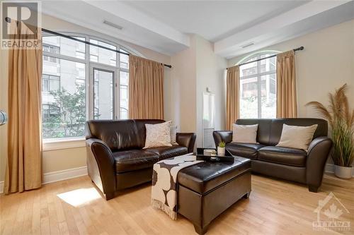 95 Bronson Avenue Unit#403, Ottawa, ON - Indoor Photo Showing Living Room