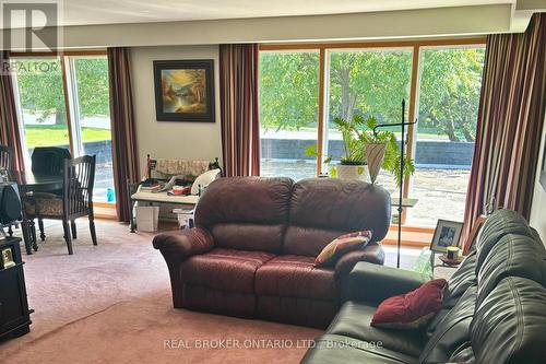 11 Belfry Drive, Newmarket (Huron Heights-Leslie Valley), ON - Indoor Photo Showing Living Room