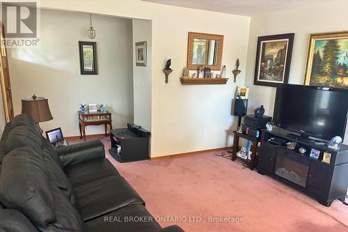 11 Belfry Drive, Newmarket (Huron Heights-Leslie Valley), ON - Indoor Photo Showing Living Room