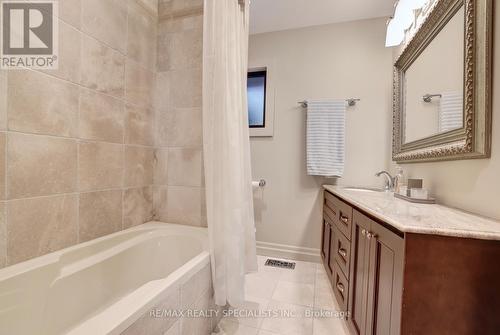 2386 Lionheart Crescent, Mississauga, ON - Indoor Photo Showing Bathroom