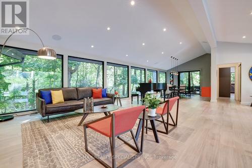 2386 Lionheart Crescent, Mississauga (Sheridan), ON - Indoor Photo Showing Living Room