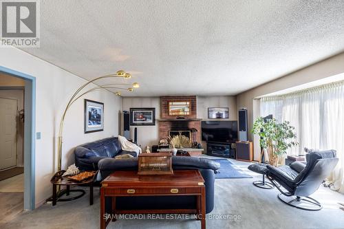 4 Penrose Court, Brampton (Snelgrove), ON - Indoor Photo Showing Living Room