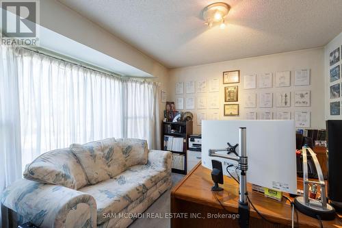 4 Penrose Court, Brampton, ON - Indoor Photo Showing Living Room