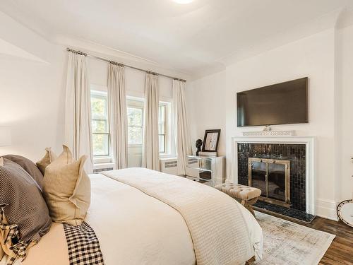 Chambre Ã Â coucher - 344  - 346 Ch. De La Côte-Ste-Catherine, Montréal (Outremont), QC - Indoor Photo Showing Bedroom With Fireplace