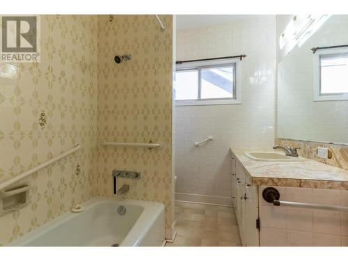 817 Nicola Street, Kamloops, BC - Indoor Photo Showing Bathroom