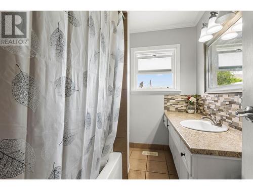 644 Clearwater Ave, Kamloops, BC - Indoor Photo Showing Bathroom