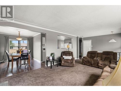 644 Clearwater Ave, Kamloops, BC - Indoor Photo Showing Living Room