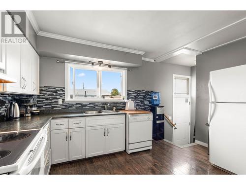 644 Clearwater Ave, Kamloops, BC - Indoor Photo Showing Kitchen With Double Sink