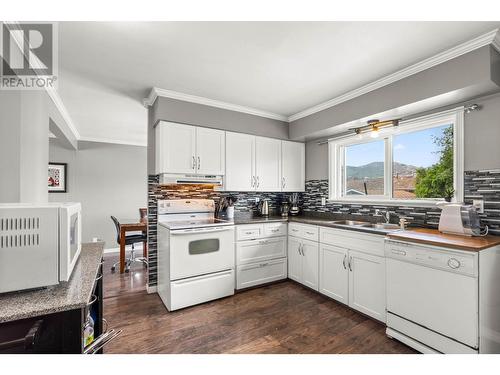 644 Clearwater Ave, Kamloops, BC - Indoor Photo Showing Kitchen With Double Sink